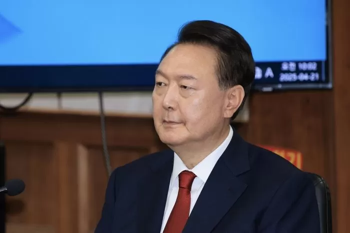 윤석열 전 대통령이 21일 서초동 서울중앙지법에서 열린 내란 우두머리 혐의에 대한 두 번째 정식 재판에 출석하고 있다. 2025.4.21 / 뉴스1