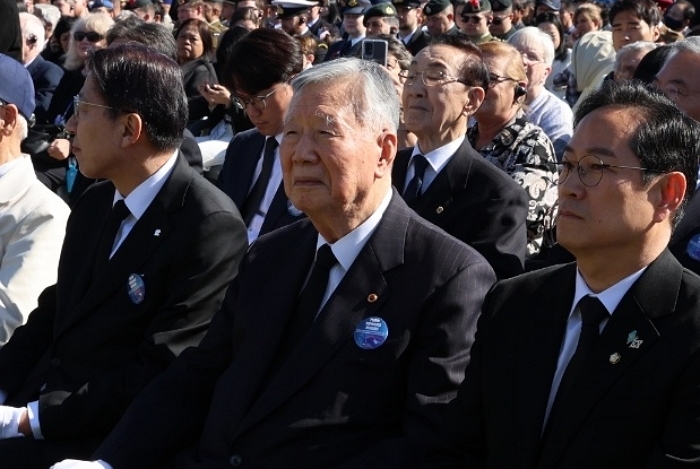 [사진5] 참전용사의 희생을 추모하기 위해 유엔 참전용사 추모의 날에 참석한 이중근 대한노인회장(부영그룹 회장). 왼쪽부터 유엔 참전용사, 국내 참전용사, 박형준 부산시장, 이중근 대한노인회장, 박수영 국회의원..jpg