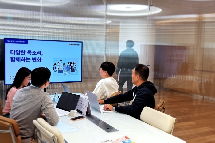 [사진자료1] ‘약속대로 HANKOOK(한국)’ 캠페인에 대해 직원들 간 자유롭게 소통하고 있는 모습.jpg