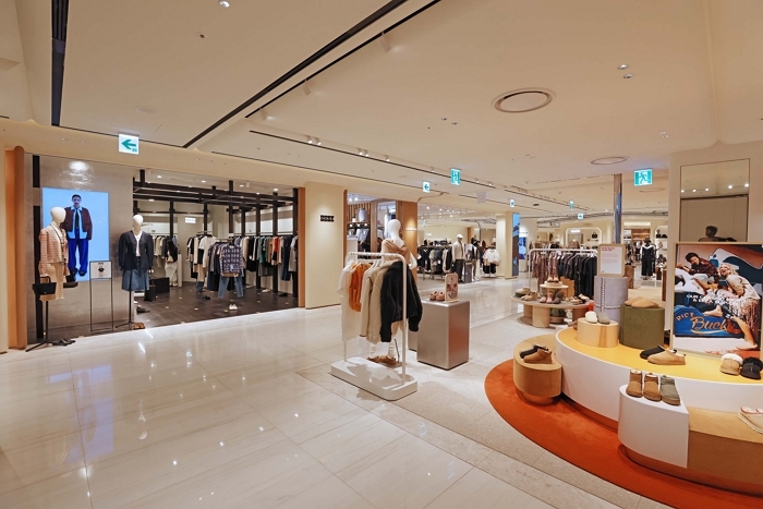 신세계백화점 본점 여성패션 전경.jpg