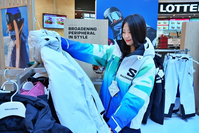 1. [롯데백화점] 본점 지하 1층 '살로몬' 팝업스토어에서 고객이 상품을 구경하고 있다.JPG