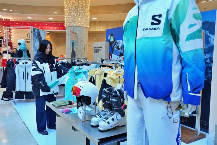 3. [롯데백화점] 본점 지하 1층 '살로몬' 팝업스토어에서 고객이 상품을 구경하고 있다.JPG