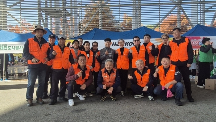 [사진자료3] 김장 대봉사에 참여한 한국타이어 임직원.jpg