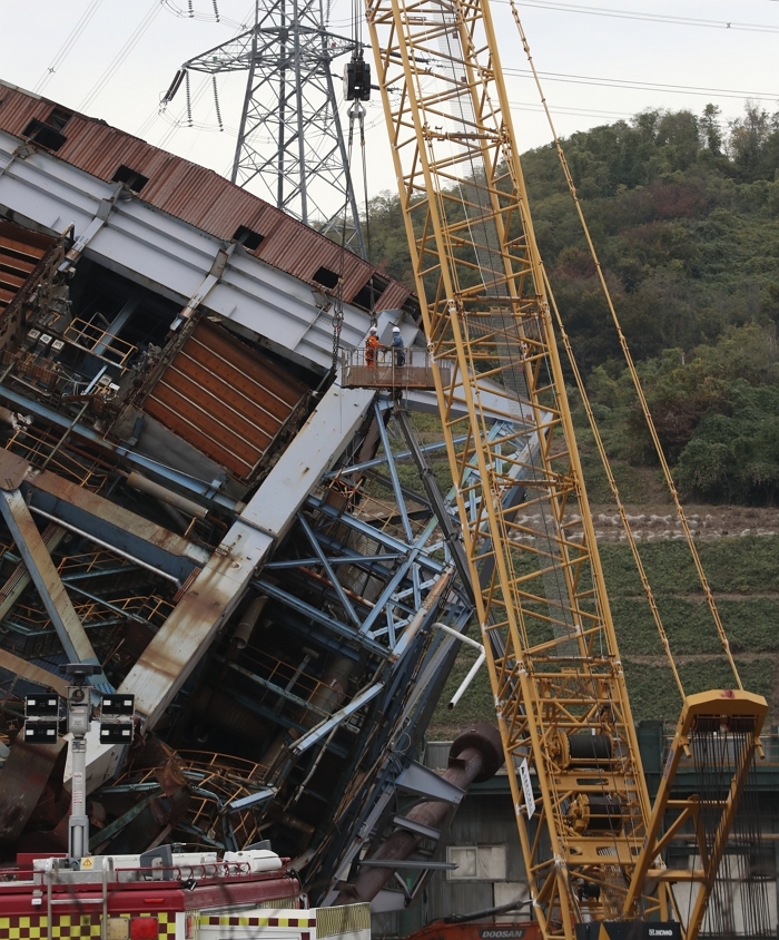 origin_울산화력타워5호기크레인으로고정작업.jpg