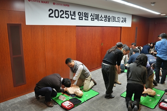 2. [롯데쇼핑-롯데마트] 서울시 송파구에 위치한 롯데마트·슈퍼 본사에서 기본인명구조술 교육을 진행하는 모습.JPG