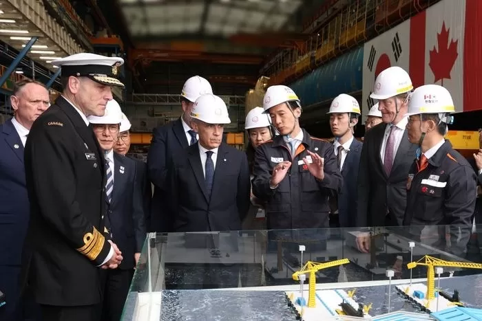 김동관 한화그룹 부회장(앞줄 왼쪽 세번째)이 마크 카니 캐나다 총리(앞줄 왼쪽 두번째)에게 캐나다 현지에 설치하고자 하는 잠수함 유지보수 시설·설비에 대해 설명하고 있다. ⓒ...