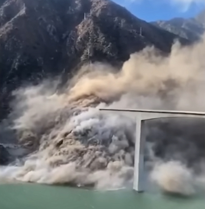 올해 1월 개통한 중국 쓰촨성 758m ‘홍치 대교’ 붕괴... 순식간에 와르르 (영상)