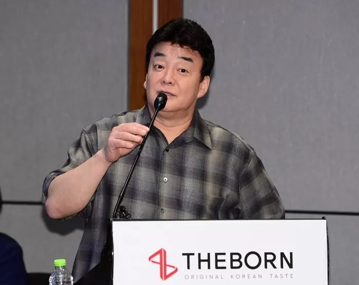 백종원 더본코리아 대표가 지난해 10월 28일 오후 서울 여의도 콘래드호텔에서 열린 더본코리아 IPO 기자간담회에 참석해 미래 비전에 대해 발표하고 있다. / 뉴스1