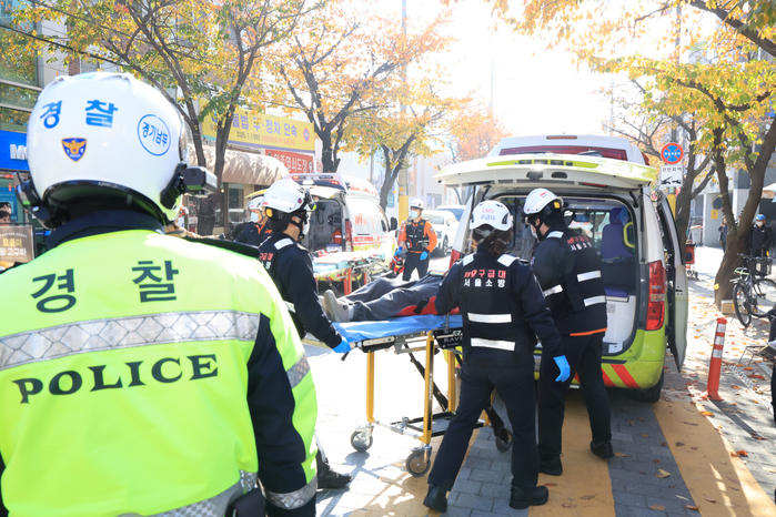 origin_부천제일시장트럭돌진사고부상자이송하는구급대원들.jpg