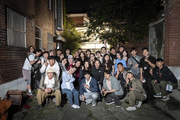 ‘덱스X윤성빈’ 한일 합작 영화 ‘유령의 집’ 크랭크업... 내년 하반기 개봉