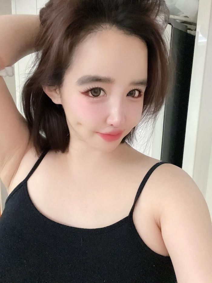 박봄, 스모키 화장 벗어내고 청순 미모 과시... 확 바뀐 분위기