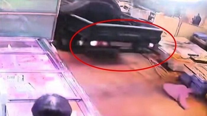 ‘부천 시장 트럭 돌진’ 운전자 “브레이크 밟았다” 주장... CCTV 보니 (영상)