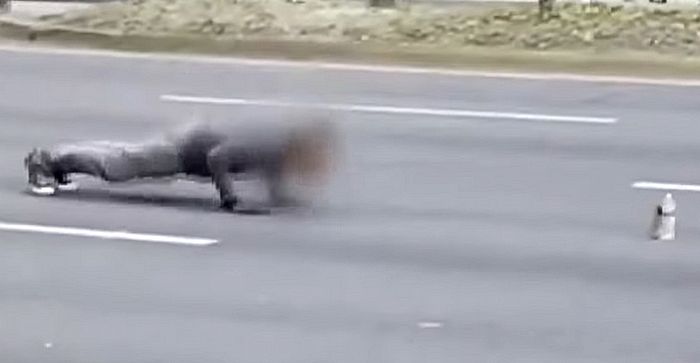 ‘슈퍼챗’에 목숨 걸었다... 강남 9차선 도로서 ‘팔굽혀 펴기’하는 중년 남성 (영상)