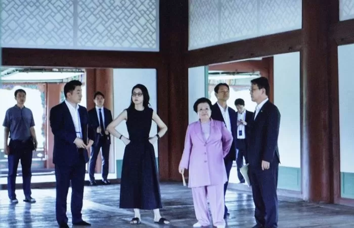 김건희 여사와 이배용 전 국가교육위원장 등이 지난 2023년 9월 경복궁 경회루를 방문했을 때의 사진 / 뉴스1