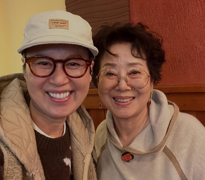 밥 사주신다고 멀리 파주까지 오셔서 고기 사주고 가신 엄마 ....늘 내 생각하면 그렇게 눈물이 나시나봐요 ㅠ .오래오래 건강하세요~~.#순풍산부인과 .jpg