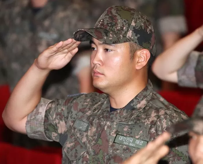 이재용 삼성전자 회장의 장남 이지호 씨가 23일 경남 창원 진해구 해군사관학교 웅포강당에서 열린 제139기 해군사관후보생 입교식에서 경례를 하고 있다. 지난 15일 입영한 이 씨를 비롯한 해군사관후보생들은 이날 입교식을 시작으로 10주간 강도 높은 훈련을 거쳐 11월 28일 임관식을 통해 해군 소위로 임관한다. 2025.9.23/뉴스1