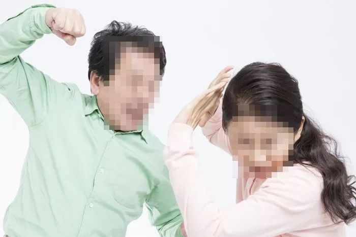 70대 여성에게 “뽀뽀 한번 하자” 했다가 거절 당한 89세 남성, 주먹 휘둘렀다