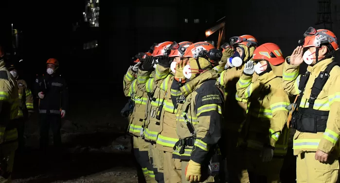 12일 오전울산화력발전소 붕괴 현장에서 수습된 매몰자를 병원으로 이송하기에 앞서 구조대원들이 도열해 거수경례를 하고 있다 / 소방청