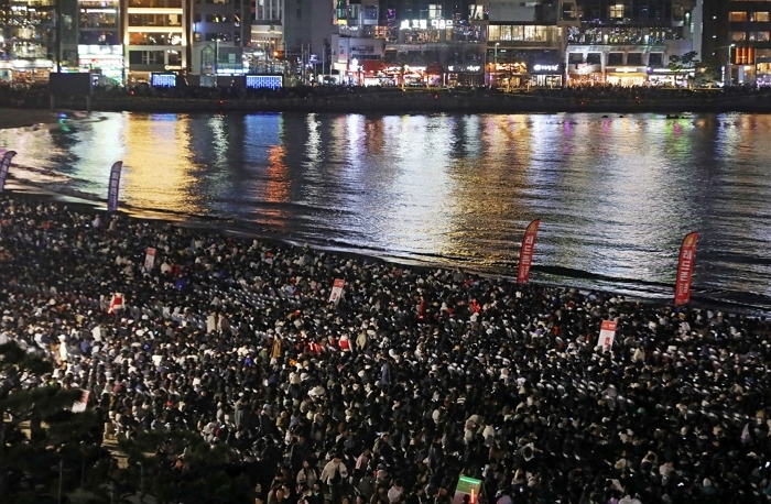 117만명 몰려와 휴대폰 꺼낸 ‘부산 불꽃축제’ 현장 (사진 12장)