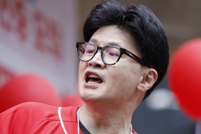 한동훈, 재차 조국에 ‘대장동 공개토론’ 제안... 조국 “징징거릴 시간에 수사 받아”