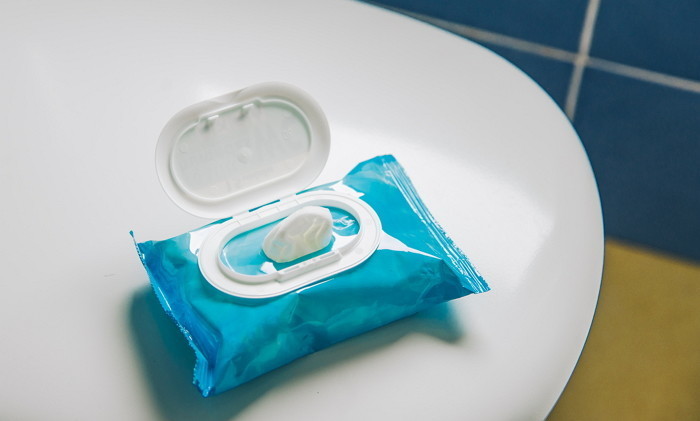 “식사 전 물티슈로 식탁 닦으세요? 그럼 ‘이 반전’ 꼭 알아야 합니다”