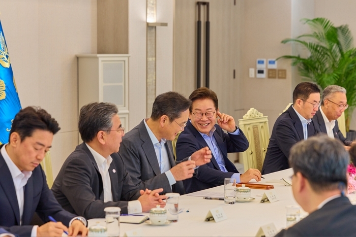 李대통령, 이재용·최태원·정의선·구광모·정기선·서정진 그리고 ‘이 남자’와 회동