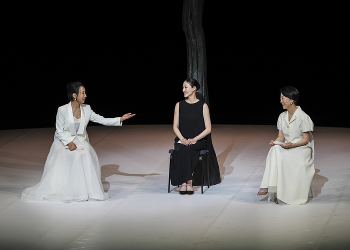 (좌) 최태지 전 국립발레단 단장과 (우) 문훈숙 유니버설발레단 단장의 대담 형식 공연을 진행 중인 김주원 감독 / 사진 제공 = EMK