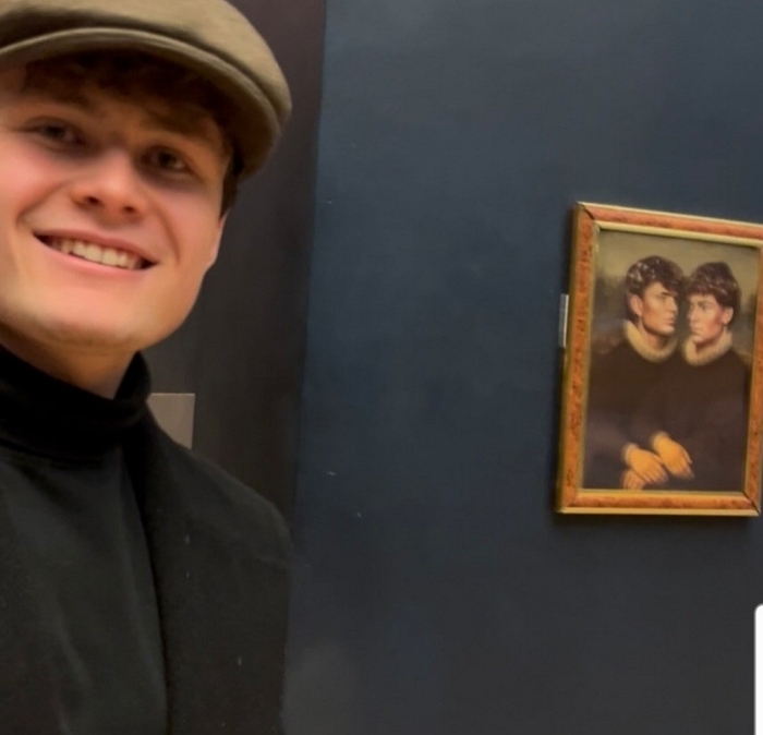 루브르 또 뚫렸다... 모나리자 그림 옆에 ‘틱톡커’ 그림 걸려 (영상)