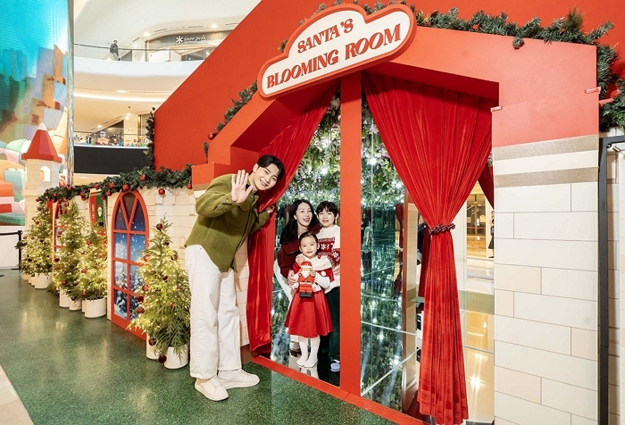 사진02_레고코리아, 스타필드 고양 ‘레고 산타의 블루밍 캐슬’ 체험존.jpg