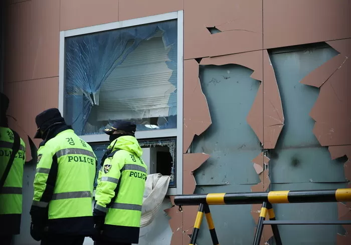 처참하게 파손된 서부지법 외벽 / 뉴스1