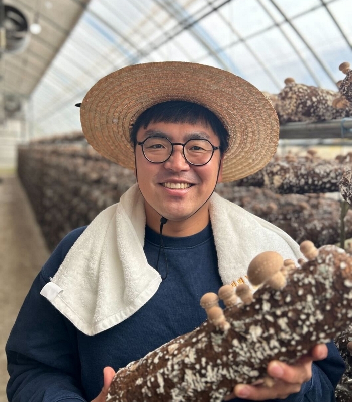 [쿠팡 이미지2] 경기 용인 '군자농원'의 윤용식 대표.jpg