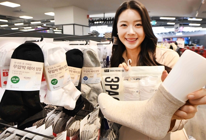 홈플러스, 무압박 에어 양말&베이직 반팔티.jpg