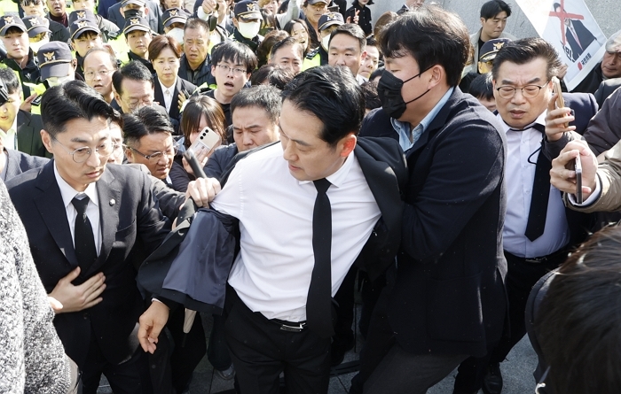 origin_518묘역서옷잡힌장동혁 (1).jpg