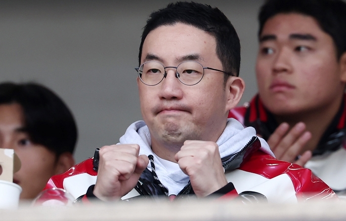 본문 origin_한국시리즈1차전승리에주먹불끈쥔구광모회장.jpg