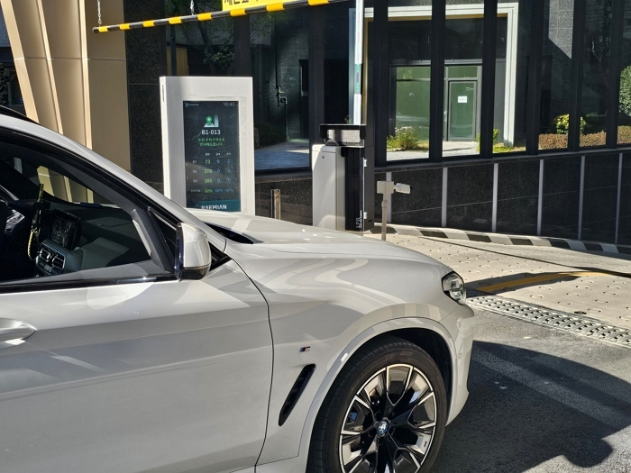 1-2. 래미안 AI 주차장 입출차 사이니지.jpg