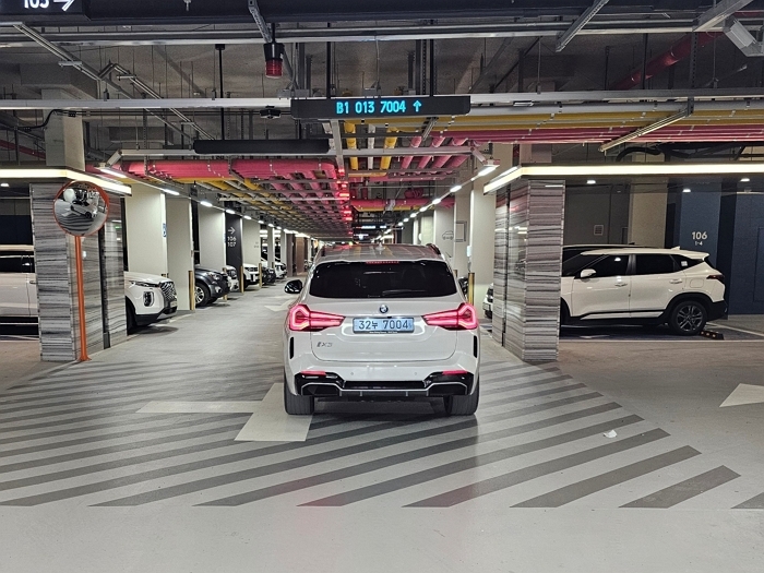 2. 래미안 AI 주차장 경로 안내판.jpg