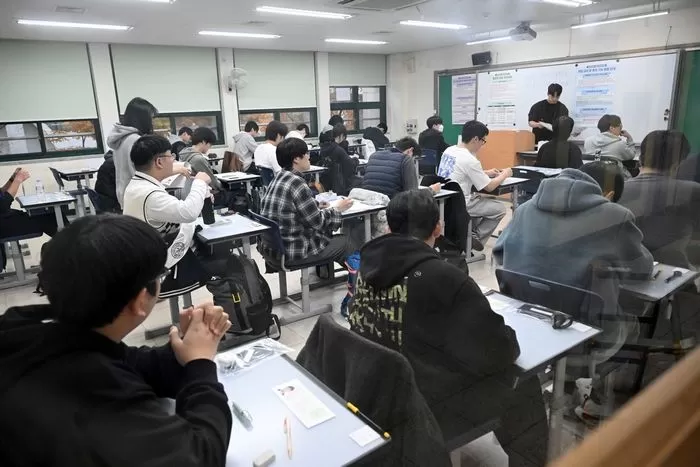 2026학년도 대학수학능력시험일인 13일 오전 서울 종로구 경복고등학교에 마련된 고사장에서 수험생들이 시험 시작을 준비하고 있다. 2025.11.13 / 뉴스1