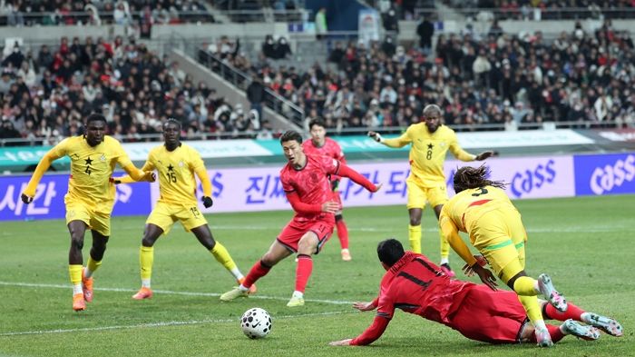 페널티킥 실축 후 “부끄러웠다”... 황희찬, 팬들에게 씁쓸하고 미안한 마음 전했다