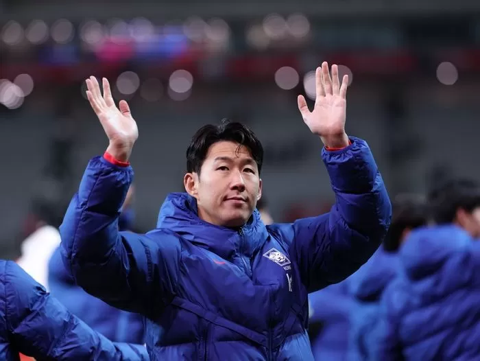 18일 오후 서울 마포구 서울월드컵경기장에서 열린 ‘하나은행 초청 국가대표팀 친선경기’ 대한민국과 가나와의 경기에서 대한민국 손흥민이 가나에 1대0 승리를 거둔 뒤 팬들에게 손 흔들어 인사하고 있다. / 뉴스1