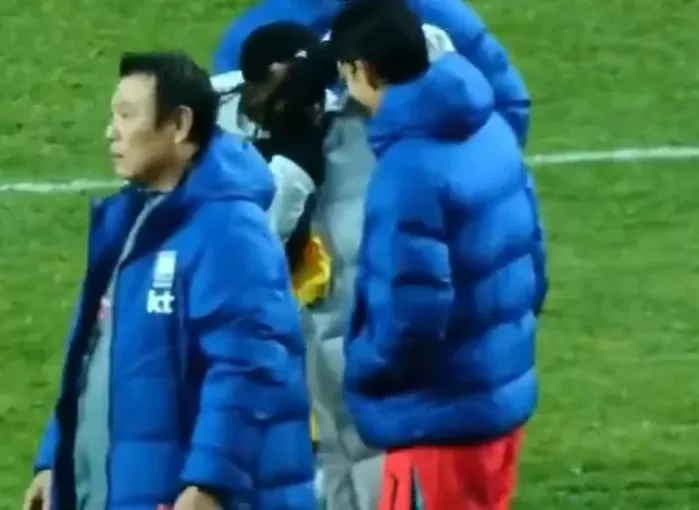 &quot;쏘니 형, 유니폼 제발 바꿔요&quot;…18세 가나 MF, 찰칵 세리머니 애걸복걸→A매치 진풍경 손흥민 셔츠 교환 러시