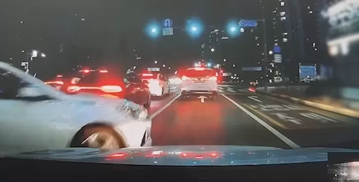 지난해 2월 29일 오후 10시 40분경 경기 양주시 옥정동의 한 도로에서 보험사기범이 차선 침범 차를 일부러 들이받는 모습. 경기북부경찰청 제공