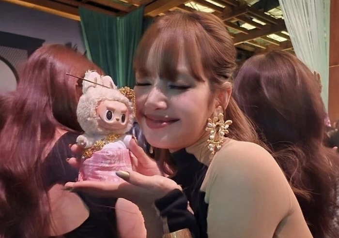 블랙핑크 리사 애착 캐릭터 ‘라부부’, 영화로... ‘케데헌’ 제작사가 판권 샀다