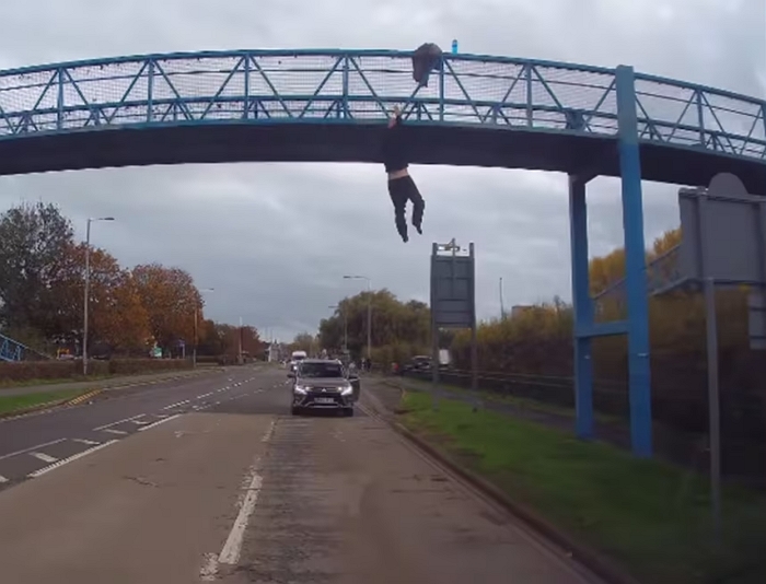 차 위로 ‘쿵’... 위험 무릅쓰고 육교에 매달린 남성 구해낸 유명 가수