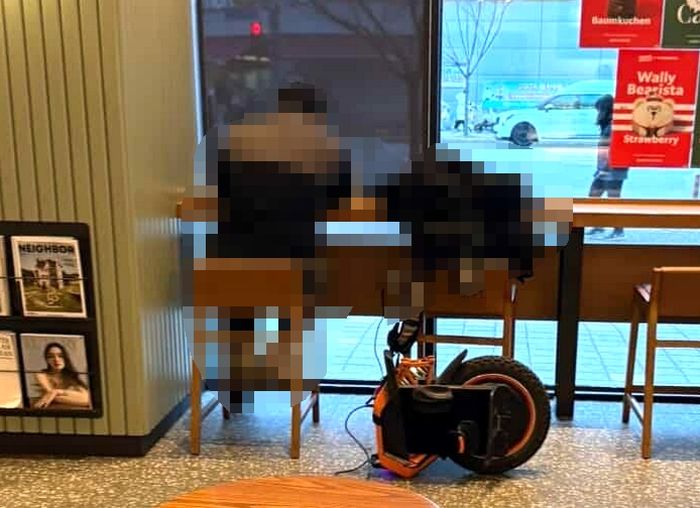 스타벅스 콘센트에 ‘전동휠 충전’... “선 넘었다” 논란 확산