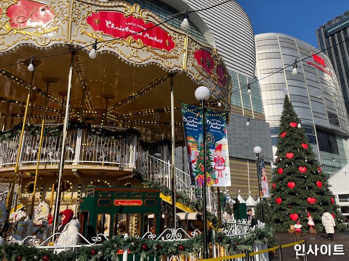 800평 규모로 돌아온 ‘롯데百 크리스마스마켓’... 직접 가보니 ‘인생샷 성지’인 이유 있었다