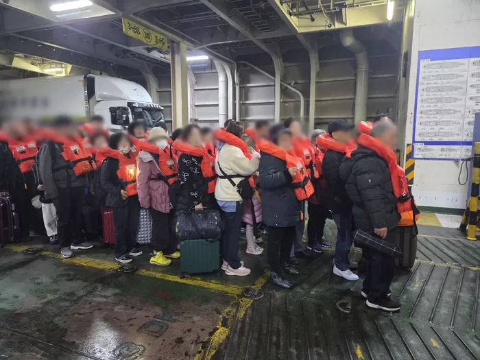 구명조끼 입은 승객들 줄지어 대기... 신안 좌초 여객선 구조 현장 공개 (사진 6장)