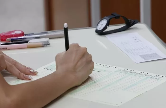 한국교육과정평가원 주관 2026학년도 대학수학능력시험(수능) 9월 모의평가가 치러진 3일 오전 경기 화성시 동탄고등학교에서 3학년 학생들이 시험지와 답안지를 작성하고 있다. 2025.9.3 / 뉴스1