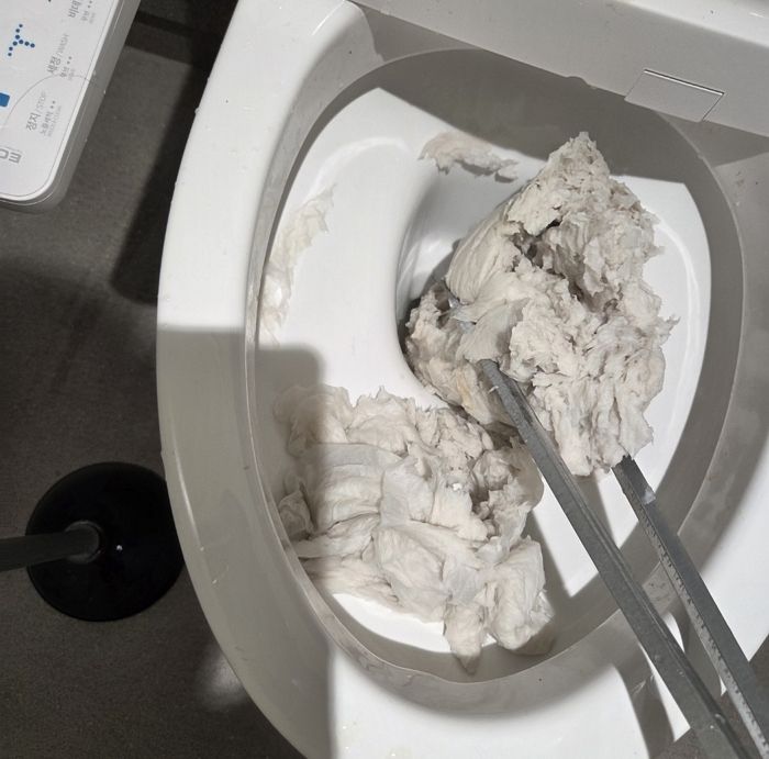 인천공항 화장실서 무슨 일?... 휴지 똘똘 말아 막힌 변기, 경찰까지 나섰다