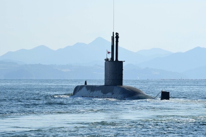 해군의 잠수함 시대를 연 대한민국 1번 잠수함 장보고함이 지난 19일 오후 마지막 항해를 위해 진해군항을 출항하고 있다 / 해군 제공
