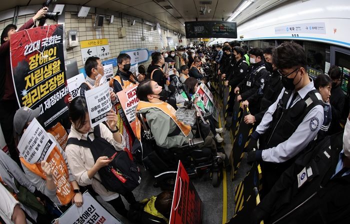 전장연, ‘지하철 시위’에 폭발한 시민 향해 “함께 나서달라... 왜 침묵하냐”